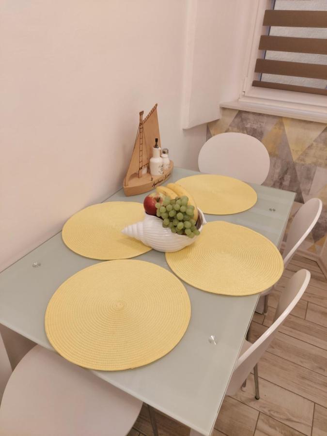 Apartmant Bionda Novi Vinodolski, Cozy And Nice Apartment For 4 People In The City Center Luaran gambar